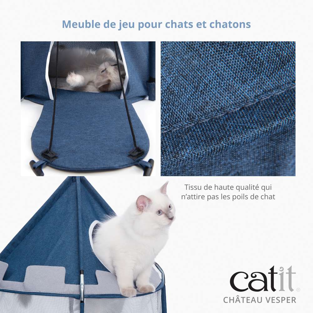 Chat jouant dans le château en tissu Catit Vesper, idéal pour se cacher et se reposer.