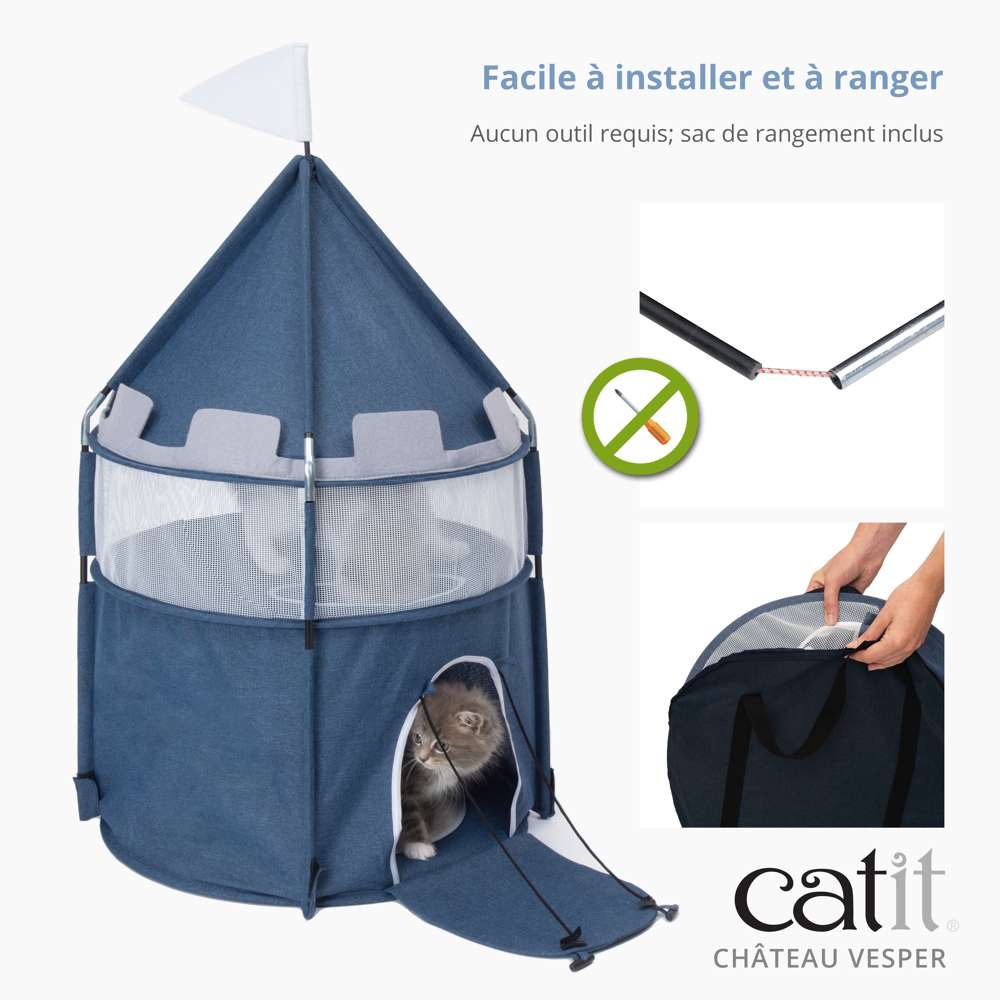 Chat explorant le château en tissu Catit Vesper, espace de jeu et de détente.