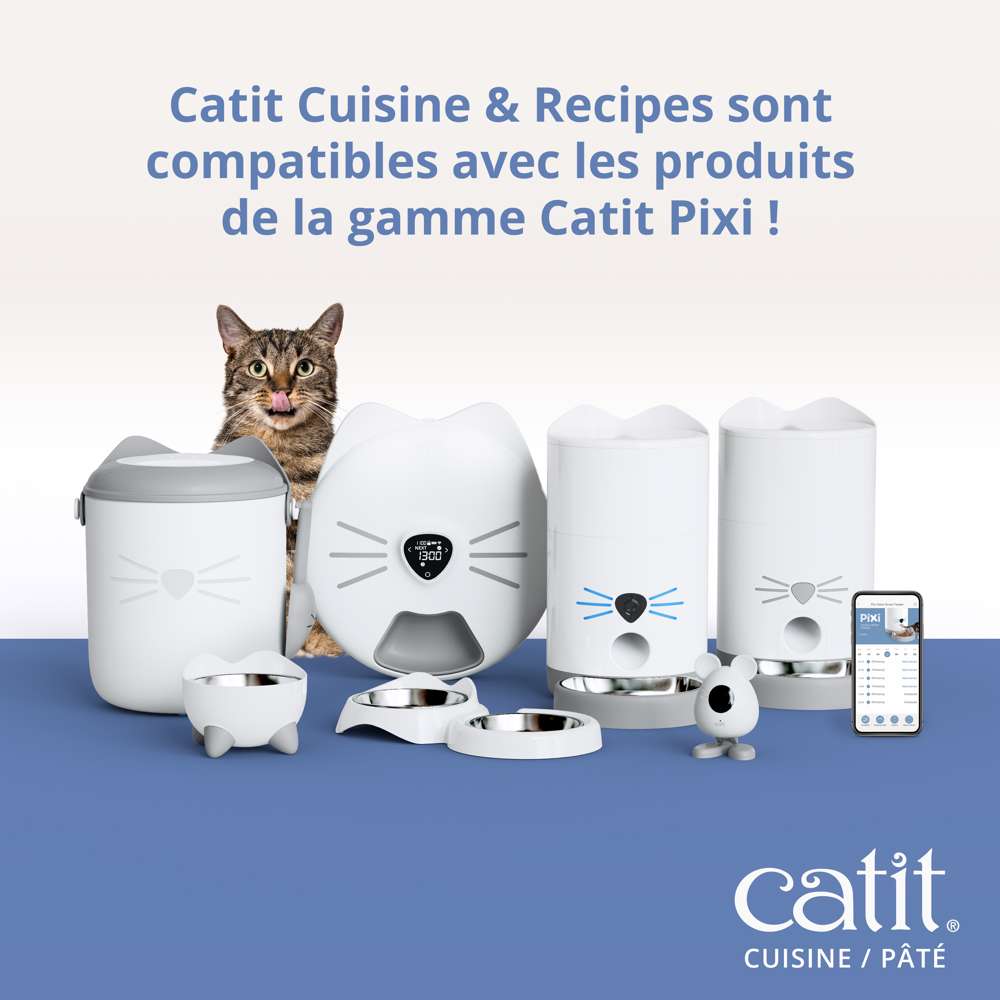 Produits Catit Pixi compatibles avec Catit Cuisine, chat derrière distributeurs, bols et app mobile, sur fond bleu.