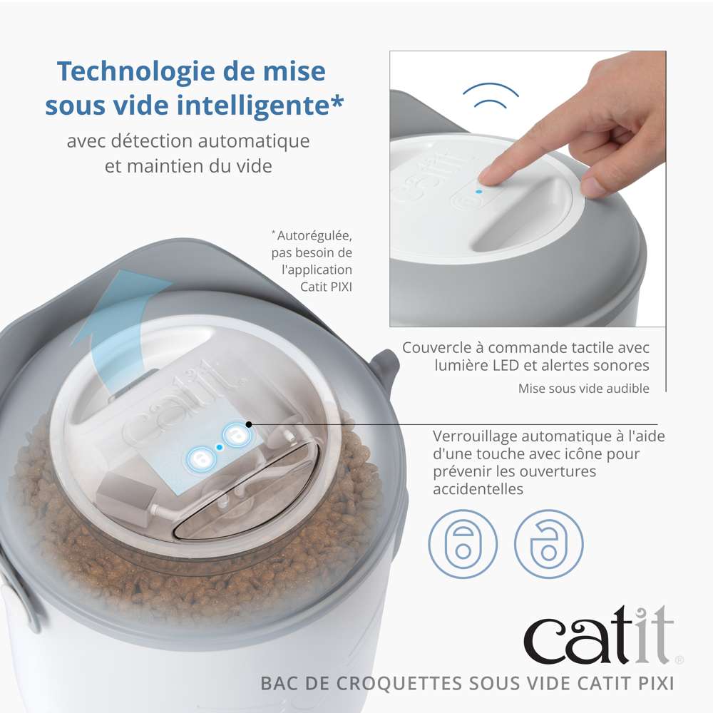 Chat heureux à côté du récipient Catit PIXI Smart Vacuum rempli de croquettes fraîches.