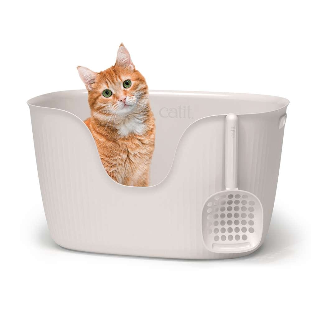Chat utilisant le bac à litière Catit LOO avec pelle, dans un intérieur moderne, couvercle relevé pour un accès facile.