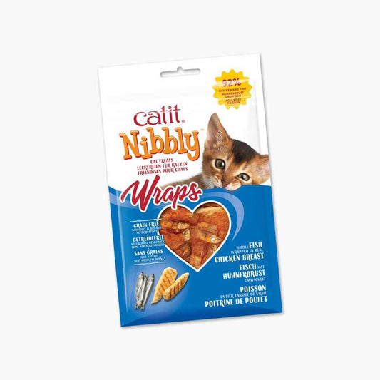 Friandises Catit Nibbly Wraps, anchois enrobés de poulet, servies à un chat, sur fond blanc.