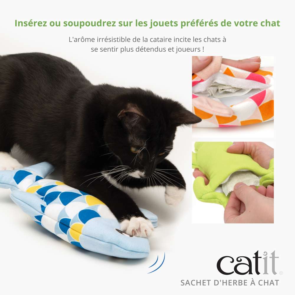 Chat noir et blanc jouant avec un jouet long en tissu bleu, blanc et jaune. Deux gros plans montrent des mains insérant un sachet d'herbe à chat dans des housses colorées. Texte vert : 'Insérez ou soupoudrez sur les jouets préférés de votre chat'. Texte noir : 'L'arôme irrésistible de la cataire incite les chats à se sentir plus détendus et joueurs !