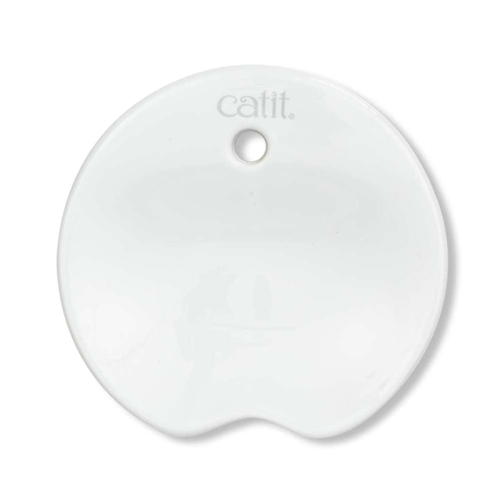 Couvercle rond en céramique blanc pour fontaine à eau, avec un trou central et la marque 'catit' gravée en haut.