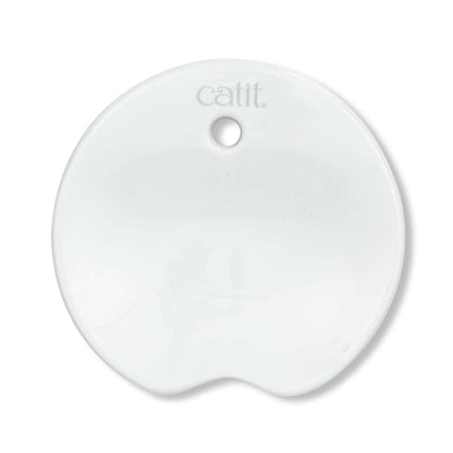 Couvercle rond en céramique blanc pour fontaine à eau, avec un trou central et la marque 'catit' gravée en haut.