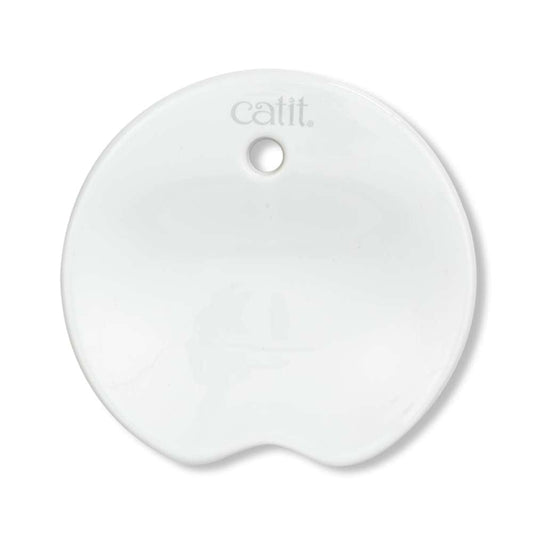 Couvercle rond en céramique blanc pour fontaine à eau, avec un trou central et la marque 'catit' gravée en haut.